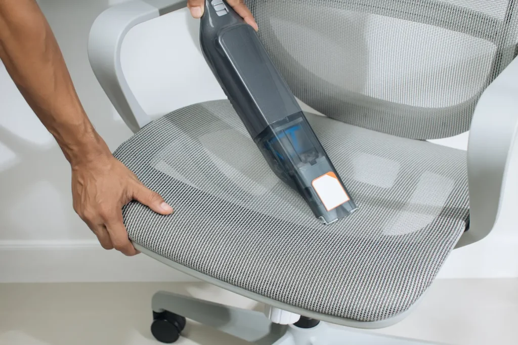 pulire-sedie-bianche