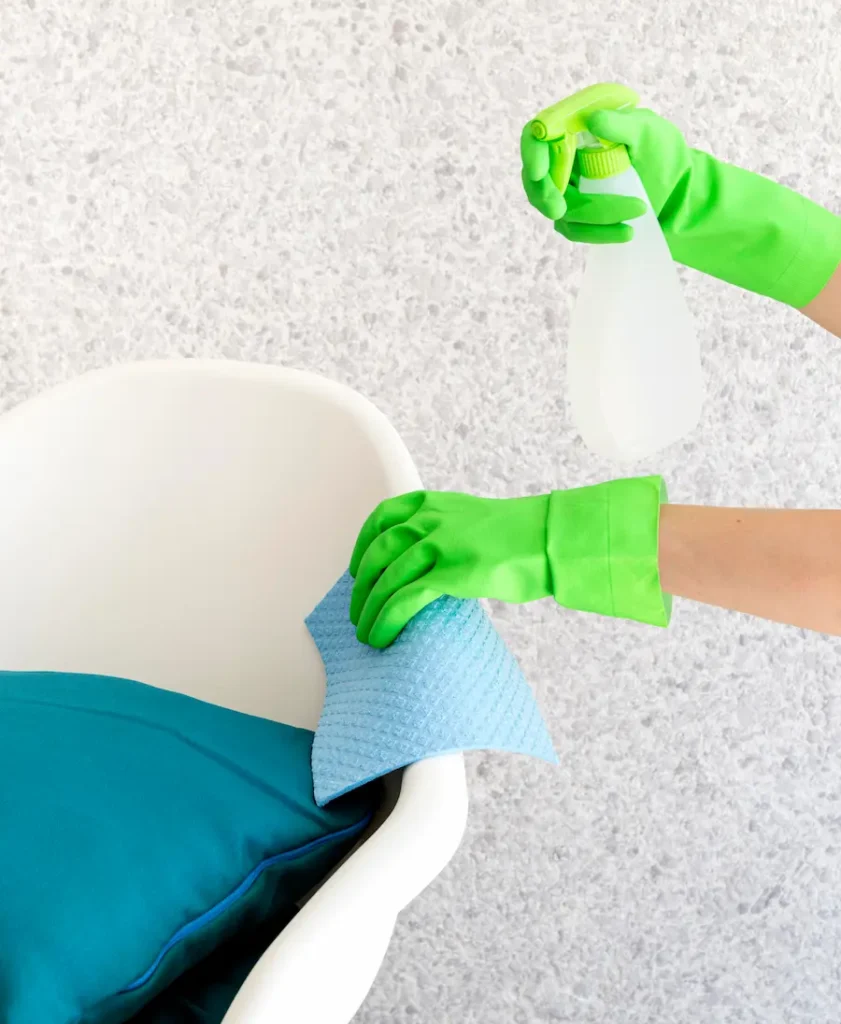 pulire-sedie-bianche