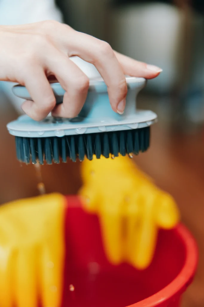 pulire-sedie-bianche